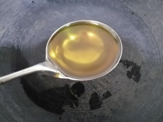 4、肉炒虫草菇辣椒,热锅放入一勺油。