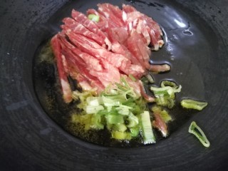 5、肉炒虫草菇辣椒,油烧热后放入切好的肉丝,葱片。中火煸炒。