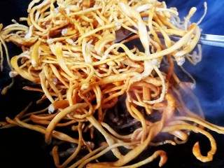 7、肉炒虫草菇辣椒,然后放入虫草菇。