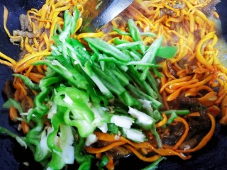 8、肉炒虫草菇辣椒,再放入辣椒丝。