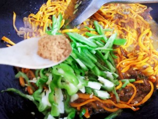 9、肉炒虫草菇辣椒,放半小勺,13香。煸炒一会儿至虫草菇,辣椒丝微熟。