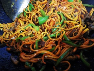 12、肉炒虫草菇辣椒,继续炒至汤汁收没即可。