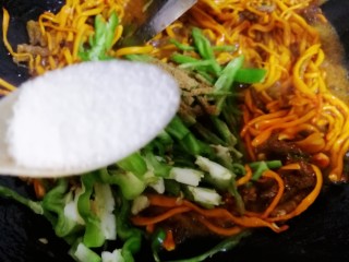 10、肉炒虫草菇辣椒,我们放一小勺盐,翻炒几下。