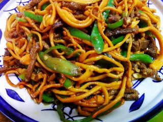 13、肉炒虫草菇辣椒,待汤汁收完,即可出锅装盘。