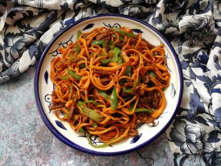 14、肉炒虫草菇辣椒,成品图↑炒熟后的虫草菇微微发红。有一点嚼劲,配上辣椒丝,肉丝,味道鲜美!超级下饭。