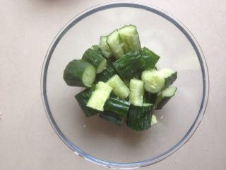 3、拍黄瓜,黄瓜放进干净的碗里。