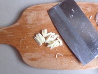 4、拍黄瓜,蒜去外衣，用刀将蒜拍扁