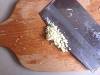 5、拍黄瓜,剁成蒜蓉。