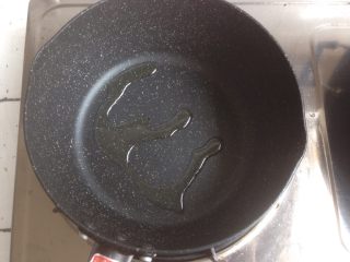 6、拍黄瓜,锅里加油，烧热。