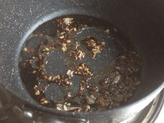 7、拍黄瓜,将蒜蓉放入，煸香，再倒入生抽、盐、糖和芝麻油。