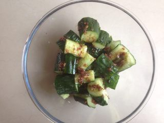 9、拍黄瓜,淋在黄瓜上