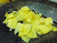 2、姜片糖,姜去皮切片，大概2~3mm