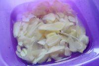 4、姜片糖,再用水泡一天