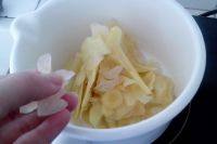 5、姜片糖,把水挤干，放入冰糖