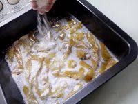 8、姜片糖,裹上糖粉即可