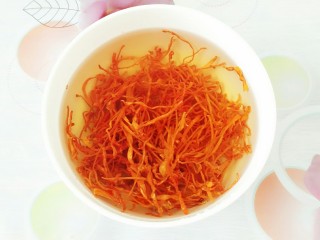 2、虫草花田七粉老母鸡汤,放入一个碗里加适量的冷水泡半个小时左右！这个很容易泡发的，所以等用的时候再开始泡也可以！