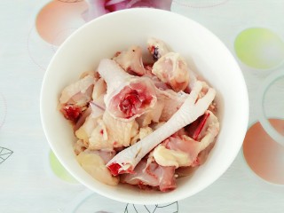 3、虫草花田七粉老母鸡汤,我买的是果园里散养的老母鸡，味道相当鲜美！把半只老母鸡剁成大小相等的小块，鸡腿是给我们家小兔崽子专门留下来的，所以没剁小。