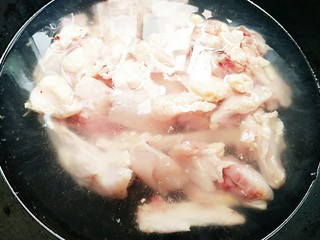 4、虫草花田七粉老母鸡汤,冷水下锅焯水！等水开马上倒掉，接冷水冲洗干净！直至看到水的颜色清亮即可！