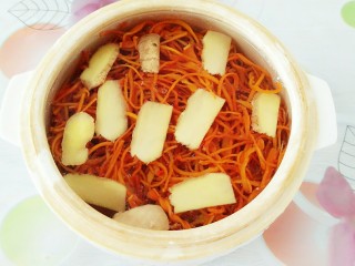 7、虫草花田七粉老母鸡汤,接下来把泡好的虫草花用水不断冲洗干净，把水挤干，放入炖盅上面，再把姜均匀的放上去，加入适量的盐即可！