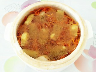 9、虫草花田七粉老母鸡汤,将田七粉均匀的撒在最上面！它自己会慢慢沉淀下去，所以不需要用东西去搅拌！