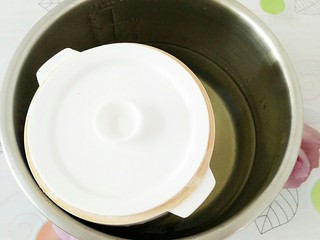 11、虫草花田七粉老母鸡汤,把炖盅放入放有水和蒸架的电压力锅里！