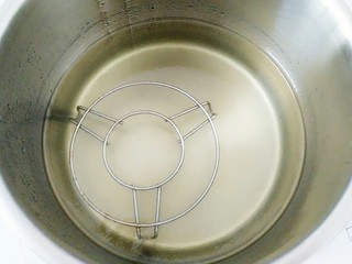 10、虫草花田七粉老母鸡汤,我用的是隔水炖的方式，这样炖出来的汤色清亮，喝了不上火，老火汤味道虽然浓，但不有益于健康，我提议大家想喝汤的话，最好都用这种隔水炖的方式，清香不腻，味美还健康！