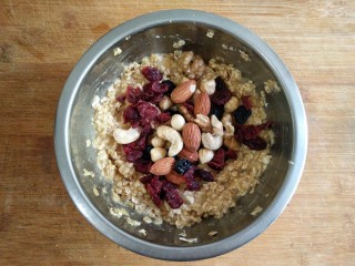 5、燕麦坚果能量棒,加入每日坚果。