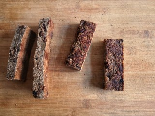 10、燕麦坚果能量棒,出锅后晾凉切条。