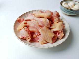 1、黄焖鸡块,鸡肉洗净剁小块、生姜大蒜切末。