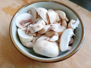 2、黄焖鸡块,蘑菇洗干净了切厚片。