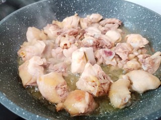 4、黄焖鸡块,翻炒至鸡肉表皮微黄。