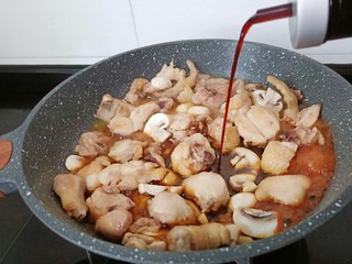 6、黄焖鸡块,加入生抽调色。