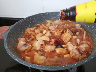 7、黄焖鸡块,加入蚝油提鲜，加一点冰糖、大火翻炒至鸡肉上色。