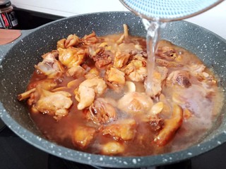 8、黄焖鸡块,加入开水没过鸡肉。