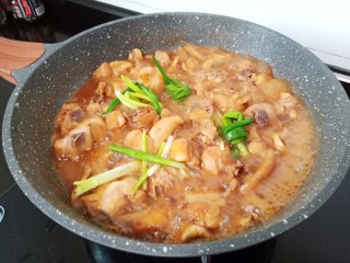 9、黄焖鸡块,加入生姜去腥，葱结提香。