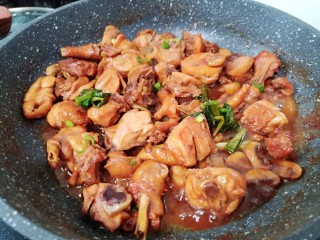 11、黄焖鸡块,鸡肉酥烂后加入少许盐调味收一下汤汁。