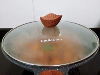 10、黄焖鸡块,开大火煮开转中火焖煮20分钟。