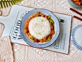 15、黄焖鸡块,黄焖鸡块配菜可以随意搭配。