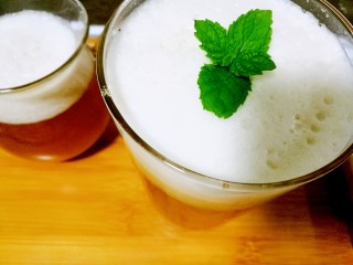 7、#秋味儿#祛痘健脾数莲藕,清甜微辣,背上长痘的人喝了化瘀去痘养颜。例假过多的人用红糖炖藕节,喝了可以调经止血。