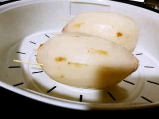 14、#秋味儿#祛痘健脾数莲藕,盖上莲藕盖,用牙签固定。