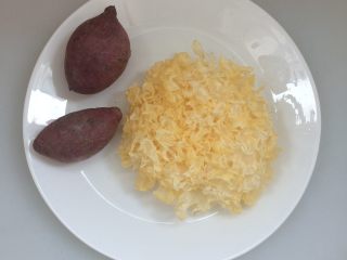 1、紫薯冰糖银耳羹,准备紫薯、银耳