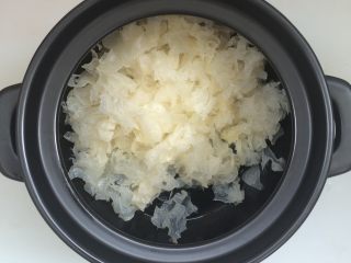 7、紫薯冰糖银耳羹,砂锅中放入银耳