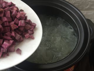 11、紫薯冰糖银耳羹,加入紫薯粒