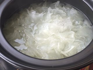 10、紫薯冰糖银耳羹,煨煮至银耳透明、软糯