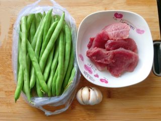 1、家常小炒四季豆,准备好所需食材