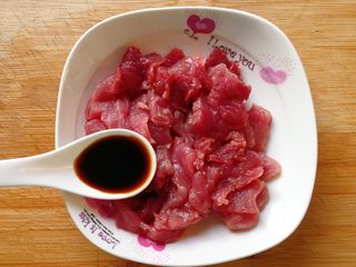 3、家常小炒四季豆,加入一汤匙生抽