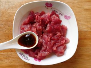 4、家常小炒四季豆,加入一汤匙蚝油