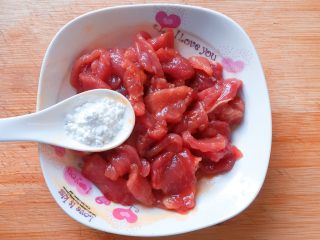 5、家常小炒四季豆,加入半汤匙生粉