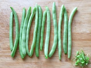 7、家常小炒四季豆,将四季豆清洗干净，摘去头尾
