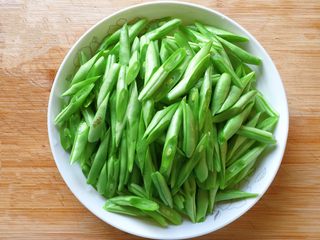 8、家常小炒四季豆,然后斜着切成小段
